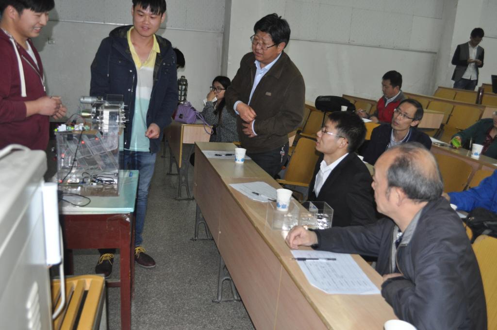 英超博彩
刘福建等同学对作品进行介绍